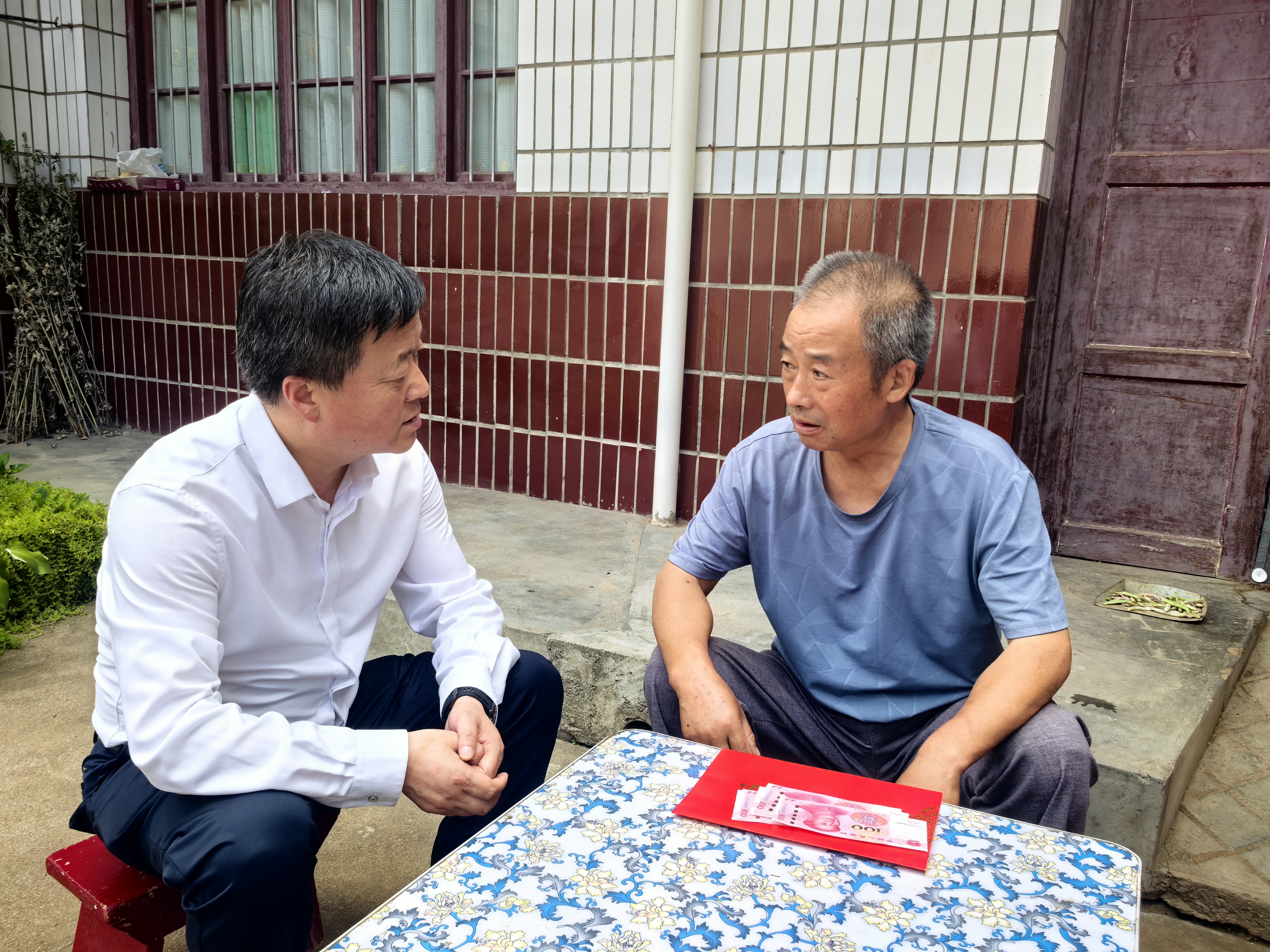 县长马建刚“七一”前夕走访慰问困难党员并检查指导基层党建工作
