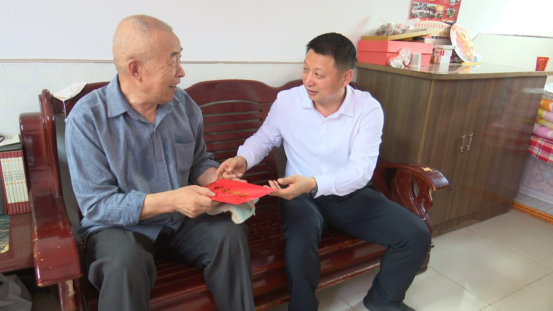 县委书记张军辉开展“七一”前夕走访慰问活动